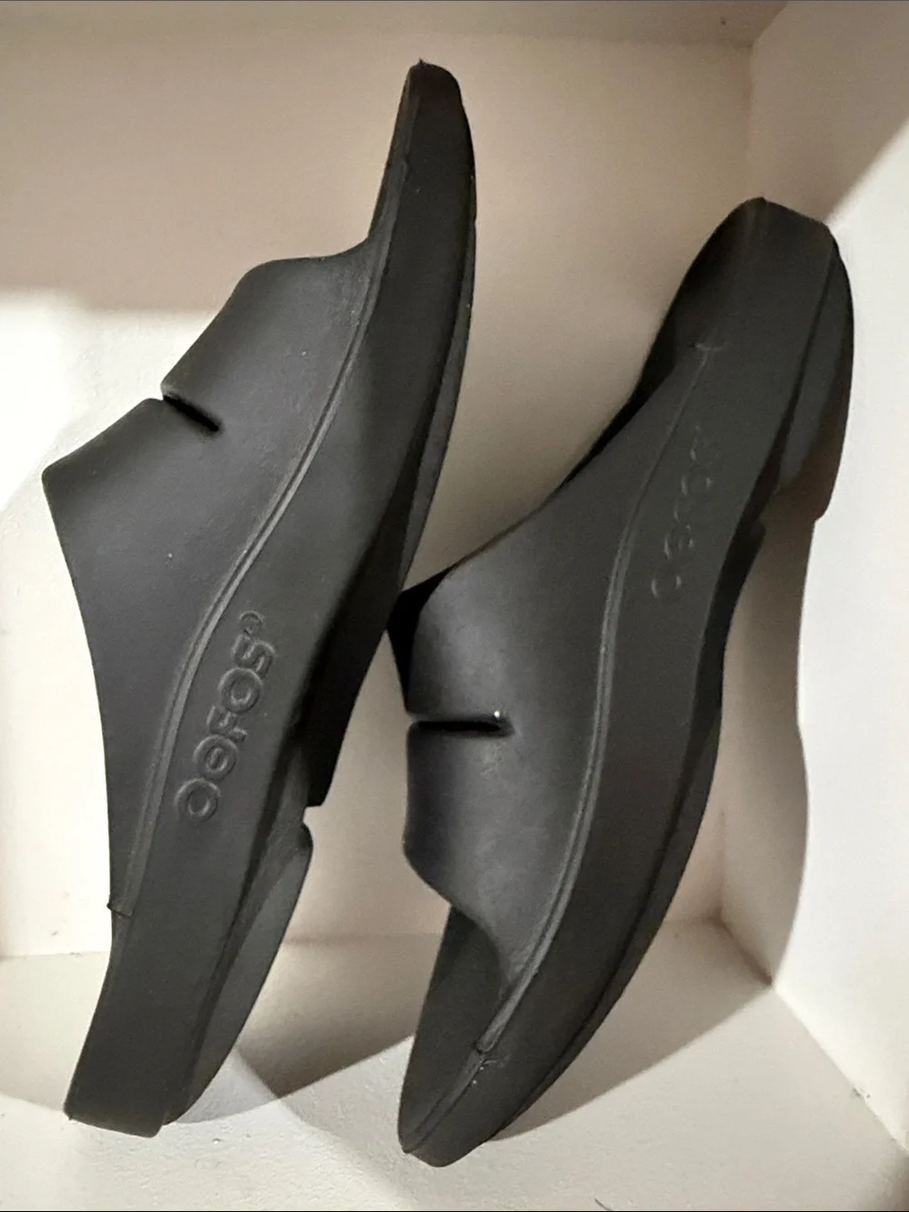 Oofos Ooahh recovery slides Black Men’s Size 10 Women’s 11